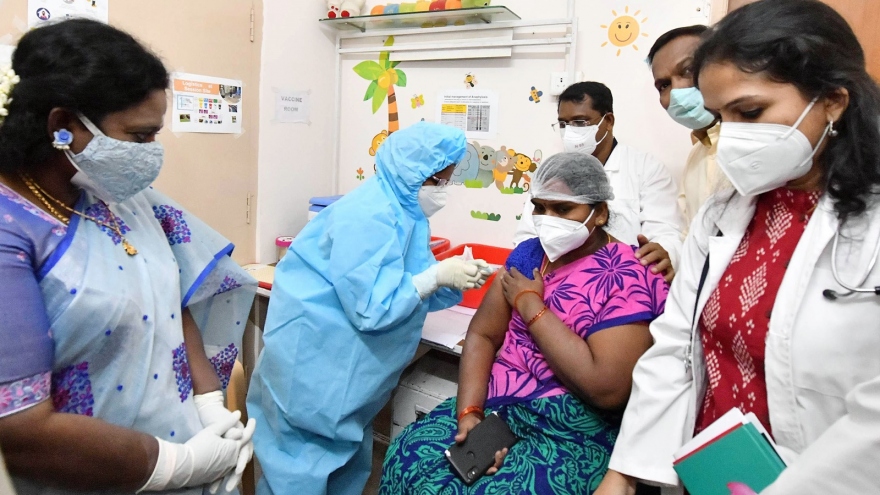 Ấn Độ chính thức cấp phép sử dụng khẩn cấp có giới hạn cho 2 loại vaccine Covid-19